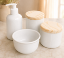 Kit Higiene Bebê em Porcelana Premium com Tampa de Pinus | 4 Peças Essenciais
